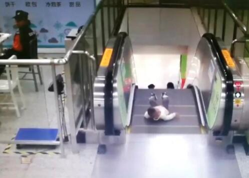 惊悚实拍!男童差1秒坠落 网友:长得好看的女生 身手都不会太差