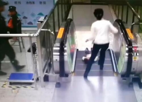 惊悚实拍!男童差1秒坠落 网友:长得好看的女生 身手都不会太差