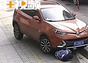 走在路上抬起头放下手!玩手机被卷入车底 短短20秒一大波人来救助!