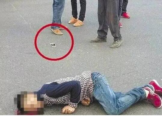 走在路上抬起头放下手!玩手机被卷入车底 短短20秒一大波人来救助!