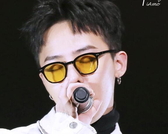 还是一样的帅！权志龙胖了 鸡涌欧巴一张小脸在大男人中十分抢眼