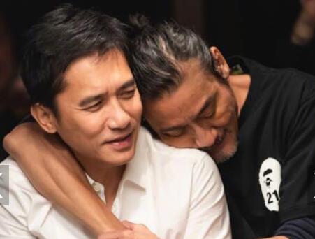 25年前后大对比！梁朝伟梁家辉同框 家辉搂梁朝伟头靠他肩一脸娇羞