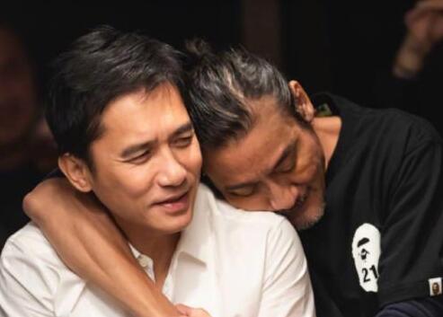 还原25年前画面!梁朝伟梁家辉同框 拿了9个金像奖影帝的两位男神啊