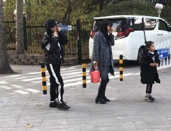 一对美人！偶遇李小璐母女 李小璐打扮厚实走嘻哈风甜馨则长高不少