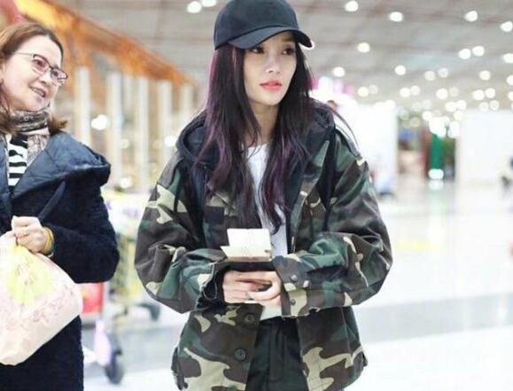 一对美人！偶遇李小璐母女 李小璐打扮厚实走嘻哈风甜馨则长高不少