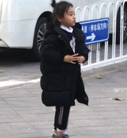 一对美人！偶遇李小璐母女 李小璐打扮厚实走嘻哈风甜馨则长高不少