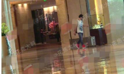 网友们不买账!曹云金方否认出轨 曹云金送女生上楼一个小时离开