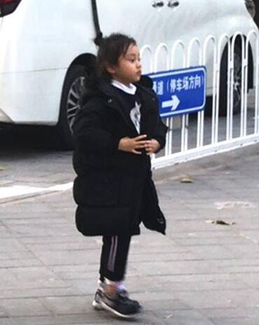 甜馨又长高啦!网友偶遇李小璐母女 李小璐对甜馨也是一如既往的宠爱