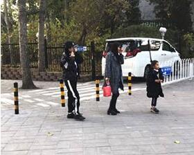 甜馨又长高啦!网友偶遇李小璐母女 李小璐对甜馨也是一如既往的宠爱