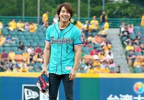 到底脱单没?言承旭光棍节发文 还PO上一张制作香水过程的照片