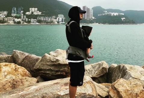 爸爸力max!余文乐抱儿子看海 炫娃狂魔