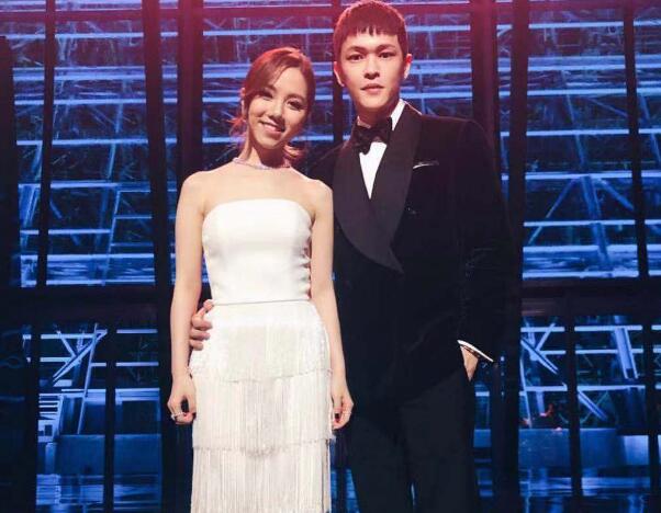 我当你的靠山!霸气邓紫棋告白男友 Mark站她身后拉裙摆甜死了!