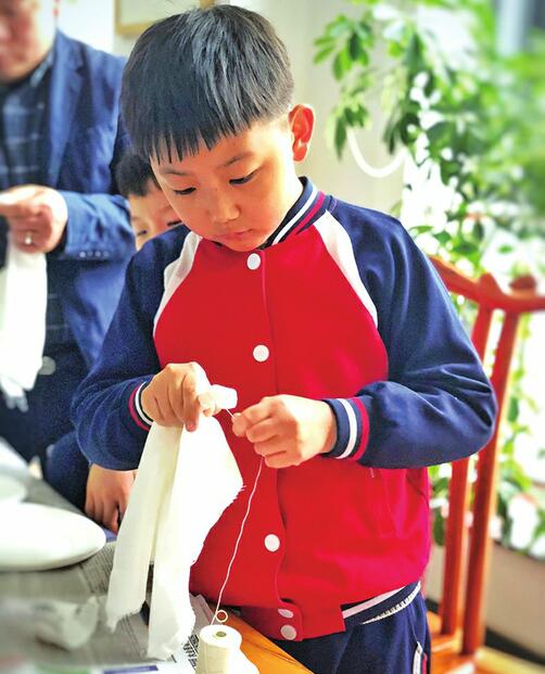 来到济南报业大厦追寻报纸的“前世今生” 21名小学生圆了“记者梦”