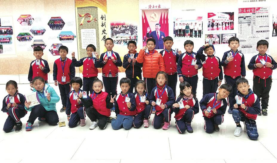 来到济南报业大厦追寻报纸的“前世今生” 21名小学生圆了“记者梦”