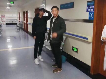 笑中带泪!王俊凯深夜挂急诊取鱼刺 被偶遇还暖心给粉丝签名