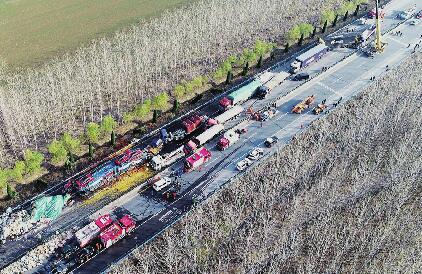 大广高速河南平舆段发生28辆大货车连环相撞交通事故