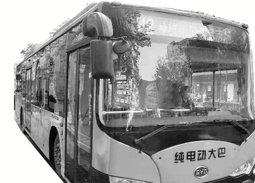 杭州：实时报站+重复提醒 盲人坐公交有了“引路人”