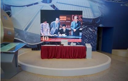 【伟大的变革——庆祝改革开放40周年大型展览之七】开放的中国与世界携手进步