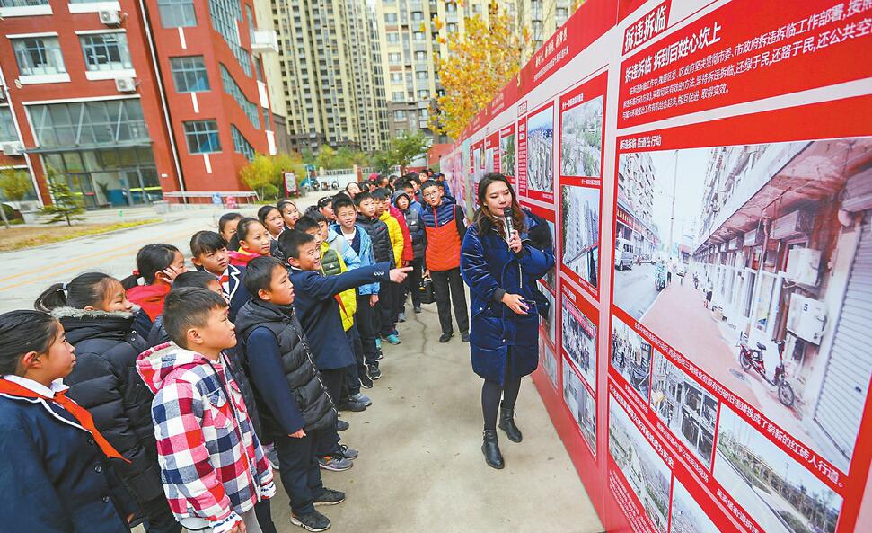 西部新城建设十周年图片展走进学校 