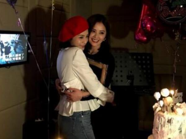 最好的Twins!阿娇为阿Sa庆生 2001年出道今年是二人相识的第18年