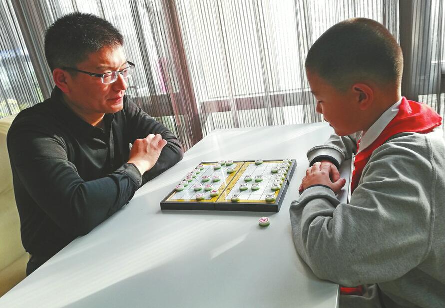 全国象棋业余棋王总决赛落幕家庭组冠军花落山东 济南父子联手作战捧回冠军奖杯
