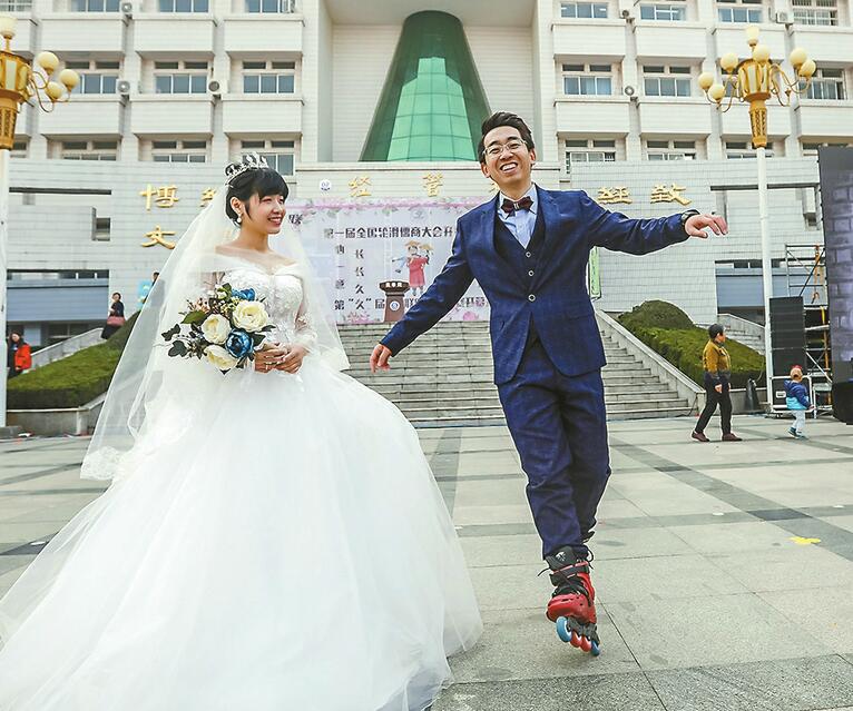 见过会玩的主题婚礼没见过这么会“滑”的 这对“滑友”升级情侣，回母校办婚礼