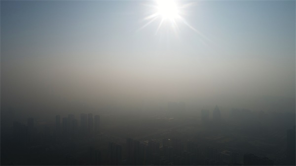 雾气蒙蒙“双色天”