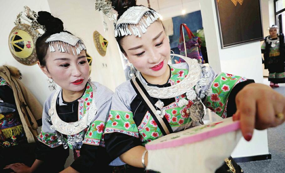 民族风情与现代时尚并存 湘西苗绣每一幅作品都独一无二