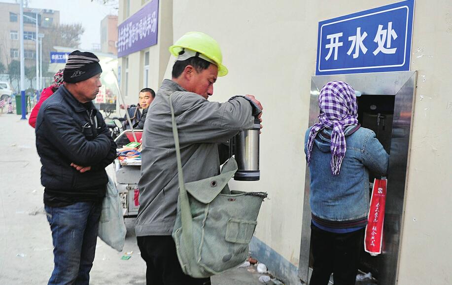 有早餐 有热水 这些变化温暖农民工