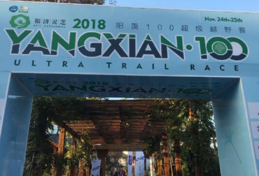 惊异一幕！越野跑选手遭猥亵 被村民从后面抱住不停触碰其隐私部位