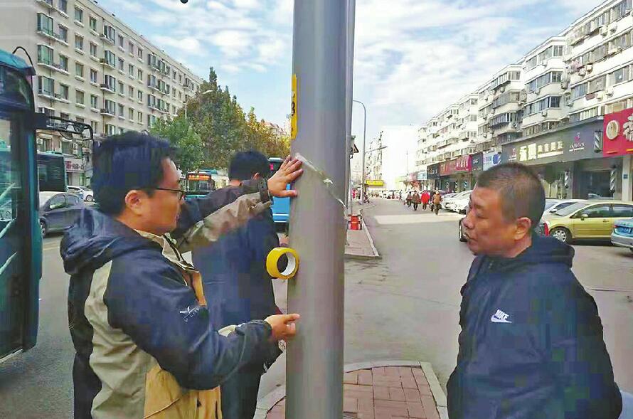涂上它路灯杆再也不怕“牛皮癣” 济南已有8661根路灯涂刷防粘贴高效漆 
