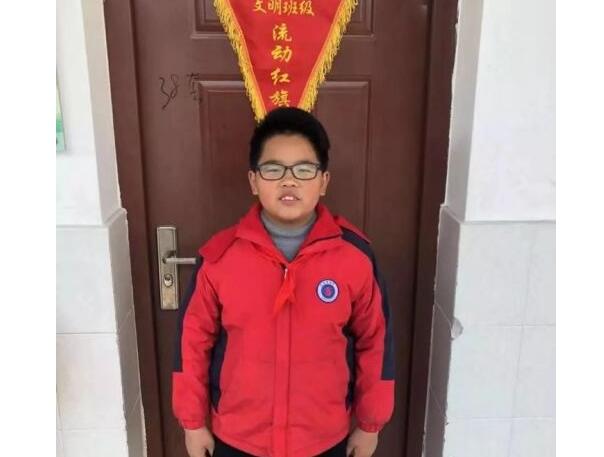 正能量小网红!12分钟4次让座 小学生在同一趟