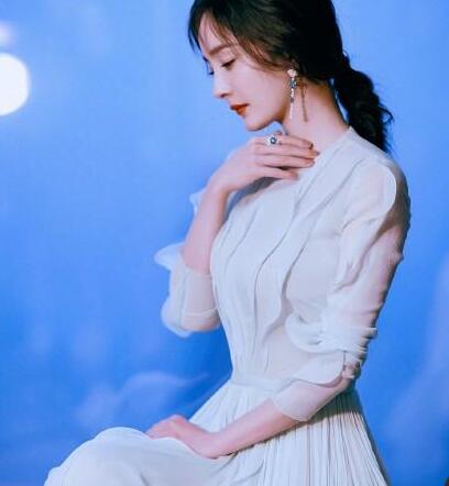 杨幂礼服什么梗?得罪了造型师?90斤的大幂幂真得每顿都吃饭?