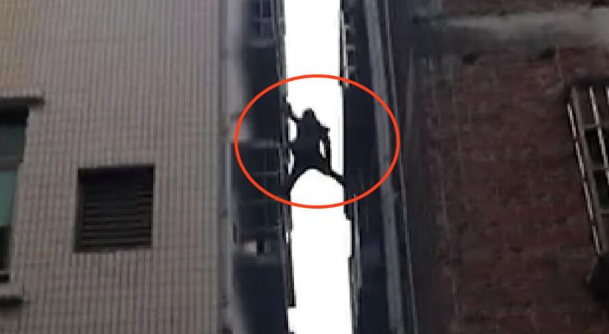 手动怒赞!托举哥勇救女童画面曝光 中国版