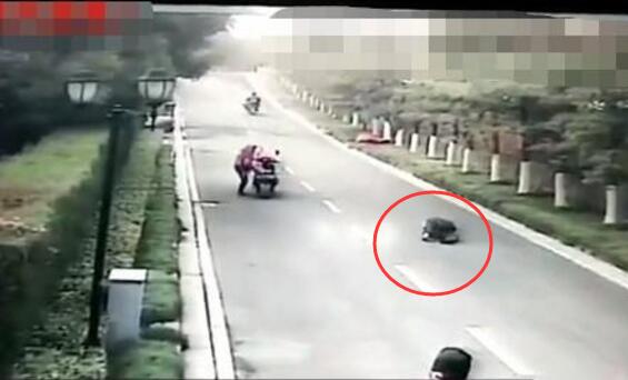 真相暖哭!被撞倒催肇事者走是怎么回事?肇事者:老太太的举动太暖心了