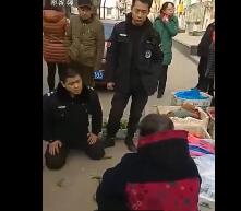 山西太原:占道卖菜城管下跪 围观市民纷纷劝说老太