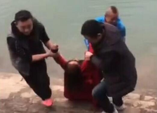 拿生命开玩笑?蓬安女子跳江轻生 被救女子十分悲痛一直哭诉:不要救我