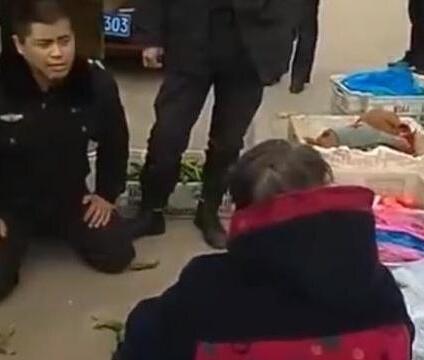 不按套路出牌!占道卖菜城管下跪是怎么回事?面对此举你怎么办