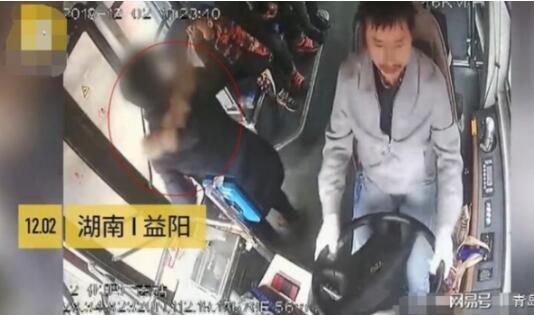 公交颠簸殴打司机 持有精神残疾证明成了她的“尚方宝剑”？