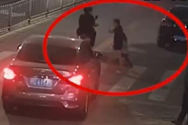 你眼睛在看哪?女童斑马线被碾压是怎么回事?监控还原事发经过心都碎了