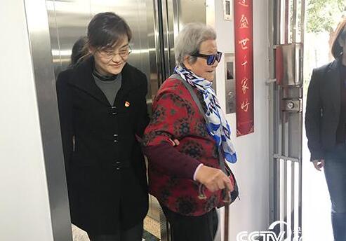 【在习近平新时代中国特色社会主义思想指引下——新时代 新作为 新篇章】党建引领惠民工程 九旬“悬空老人”圆了“电梯梦”