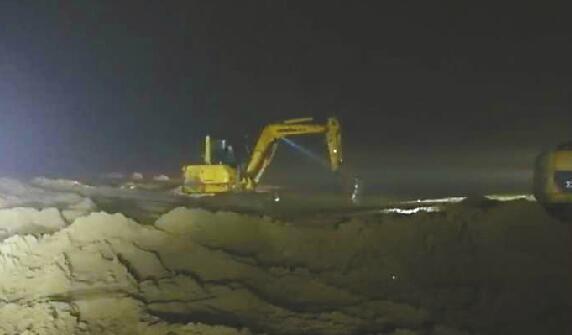 越野车黄河滩“不能自拔” 50余辆车前后救援近14小时成功将车拖出