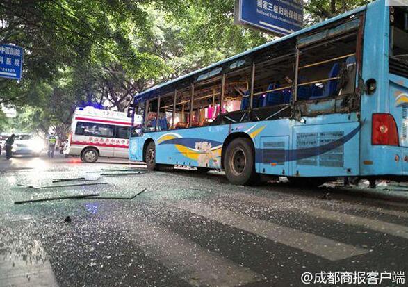 原因曝光！四川公交发生爆炸 一名伤者被移到路边人行道满脸是血