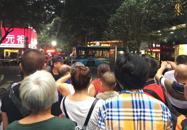 原因曝光！四川公交发生爆炸 一名伤者被移到路边人行道满脸是血