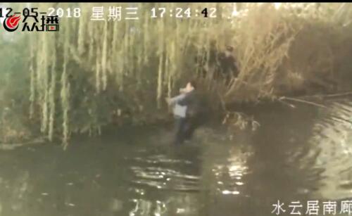 暖心一幕：老人落水大明湖 安保队长飞身跳水救人