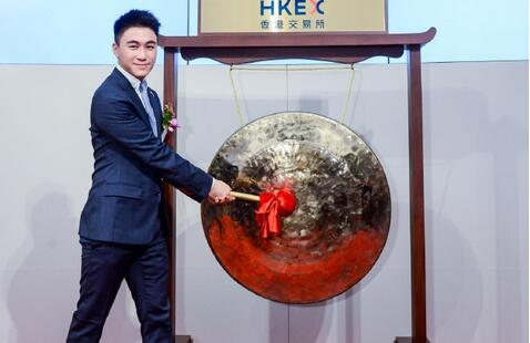 别人的23岁!赌王之子何猷君公司上市 将招股书当生日礼物送父亲