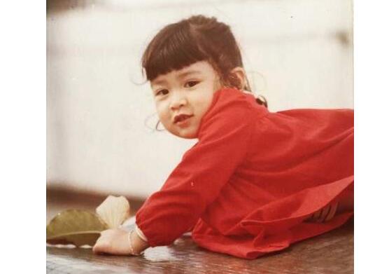 天了噜!佘诗曼晒童年照可爱到爆炸 红裙子齐刘海这里竟然走光啦