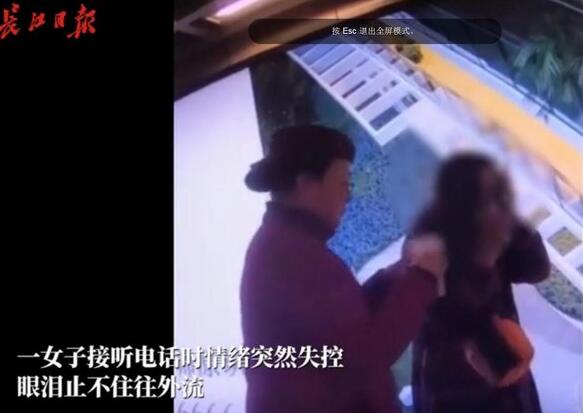 泪流不止!陌生人递纸巾给泪流不止女子 希望她可以被暖到!