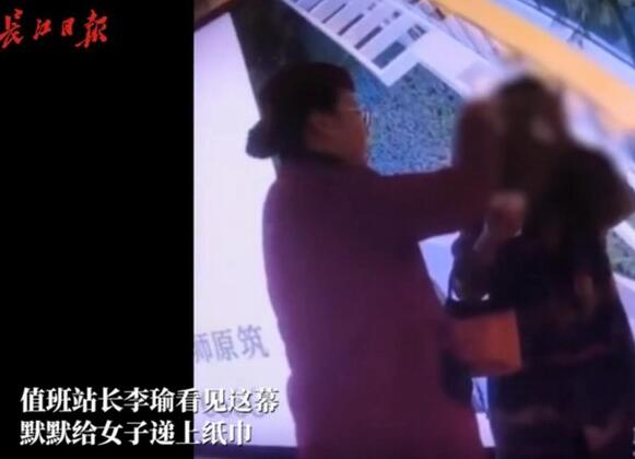 泪流不止!陌生人递纸巾给泪流不止女子 希望她可以被暖到!