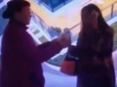 泪流不止!陌生人递纸巾给泪流不止女子 希望她可以被暖到!